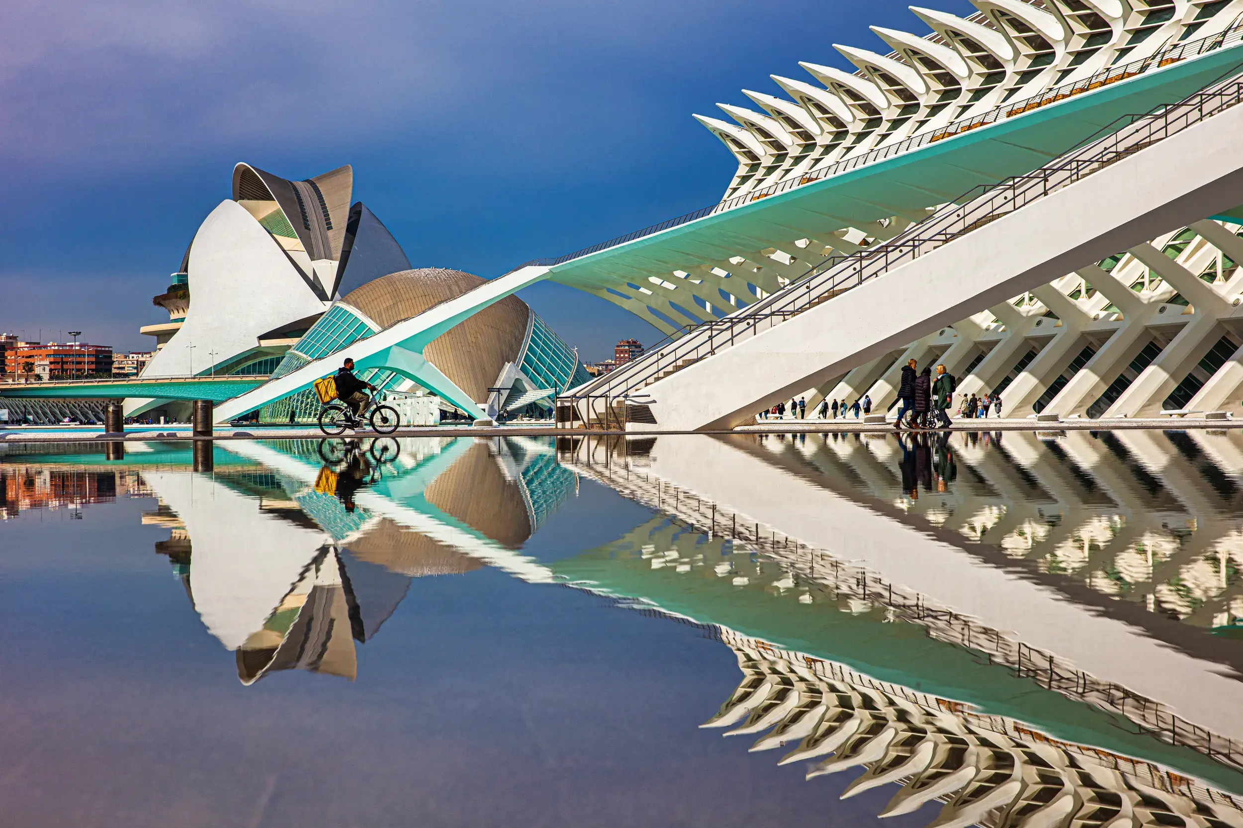 Die futuristische Architektur von Santiago Calatravas Ciutat de les Arts i les Ciències in Valencia spiegelt sich im Wasser.