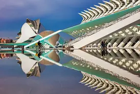 Die futuristische Architektur von Santiago Calatravas Ciutat de les Arts i les Ciències in Valencia spiegelt sich im Wasser.