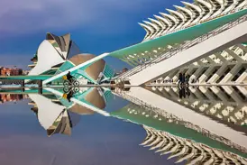 Die futuristische Architektur von Santiago Calatravas Ciutat de les Arts i les Ciències in Valencia spiegelt sich im Wasser.