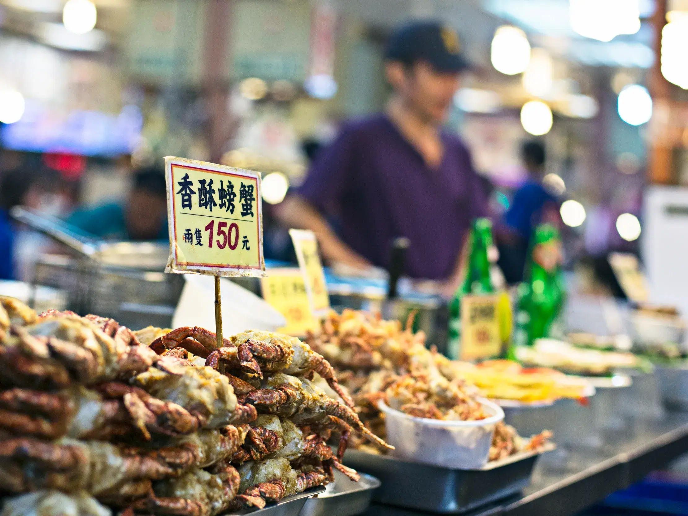 Ein Berg frittierter Krabben an einem Garküchen-Stand auf einem typischen Nachtmarkt in Taipeh.
