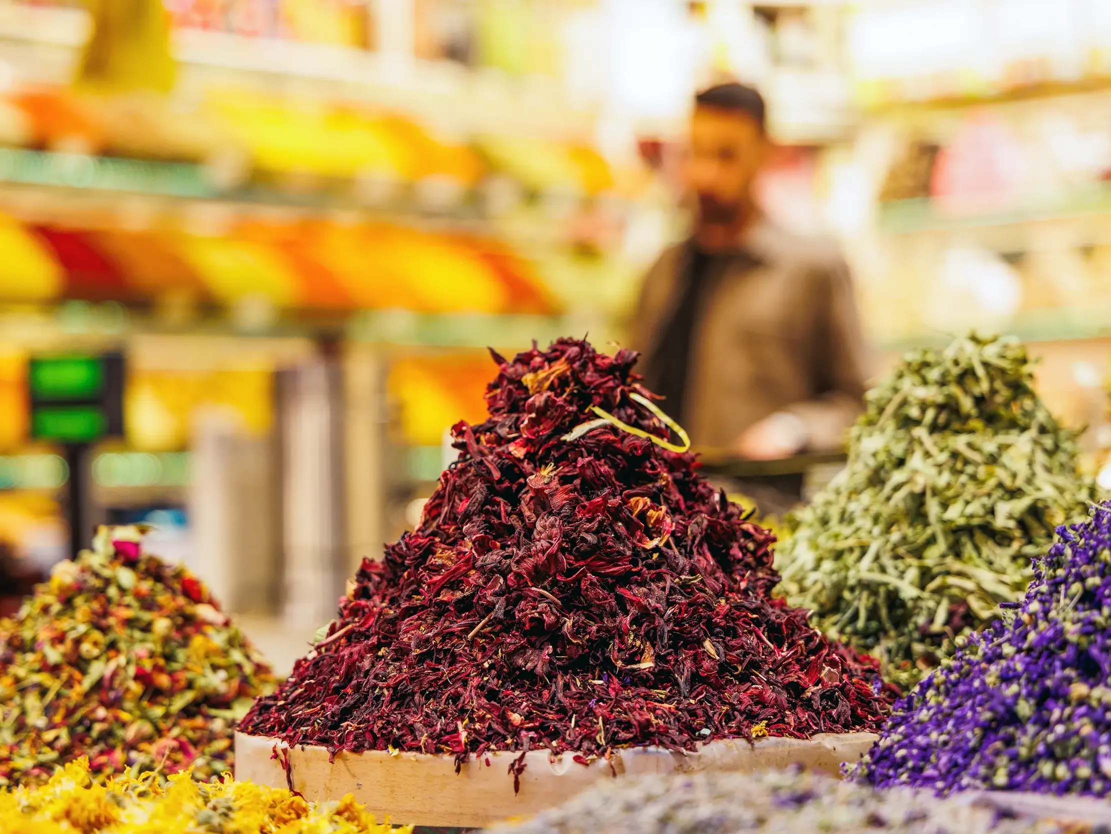 Farbenprächtige Pyramiden aus orientalischen Gewürzen und Teesorten auf einem Marktstand des berühmten Gewürzbasars in Istanbul.