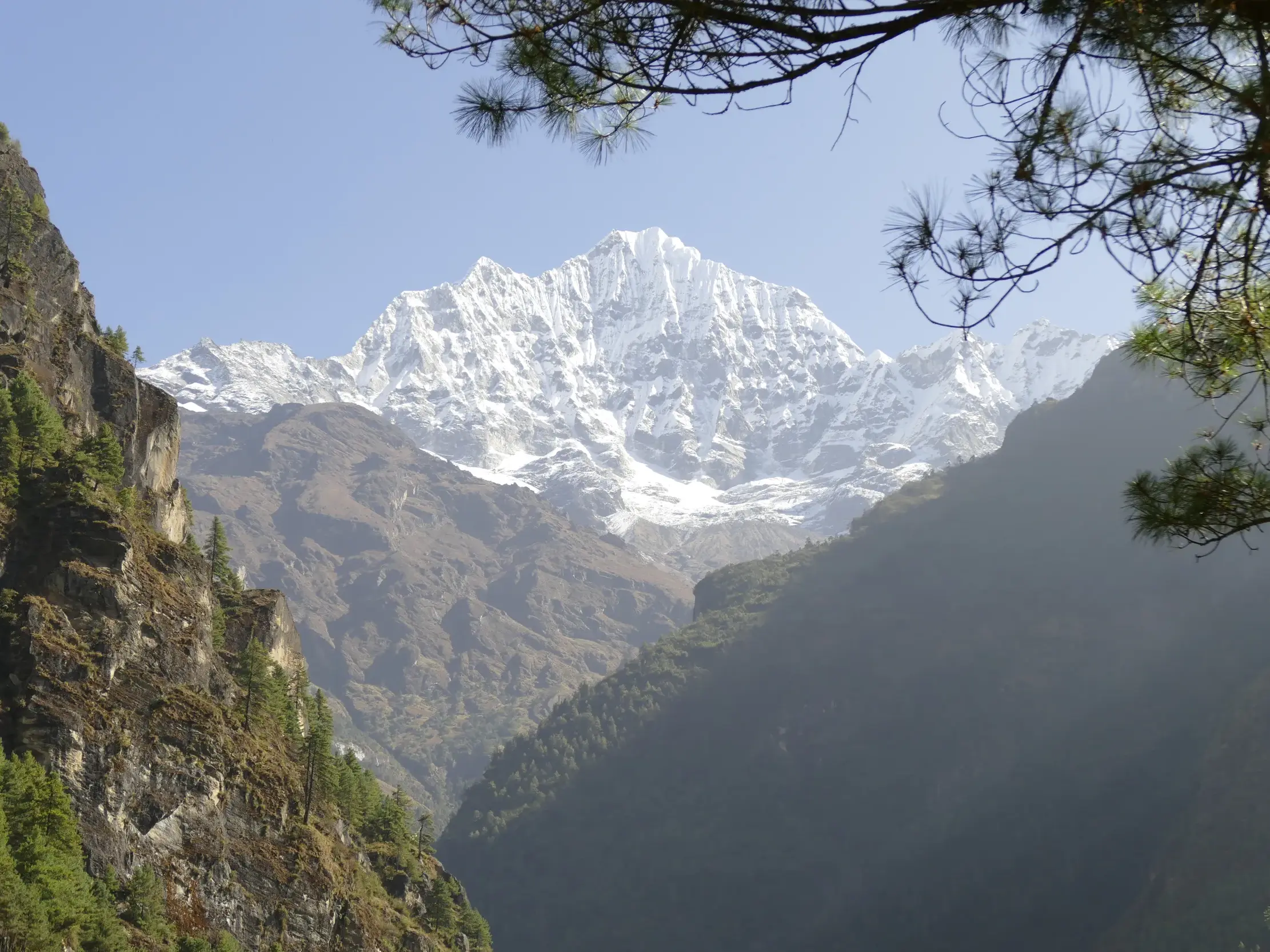 Majestätischer Blick auf die Ama Dablam, das Matterhorn Nepals, während einer Trekking-Tour in der Khumbu-Region.