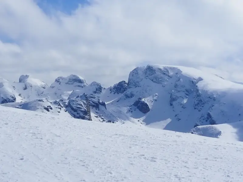 Atemberaubende Aussicht beim Schneeschuhwandern auf die tief verschneiten und schroffen Gipfel des Rila-Gebirges in Bulgarien.