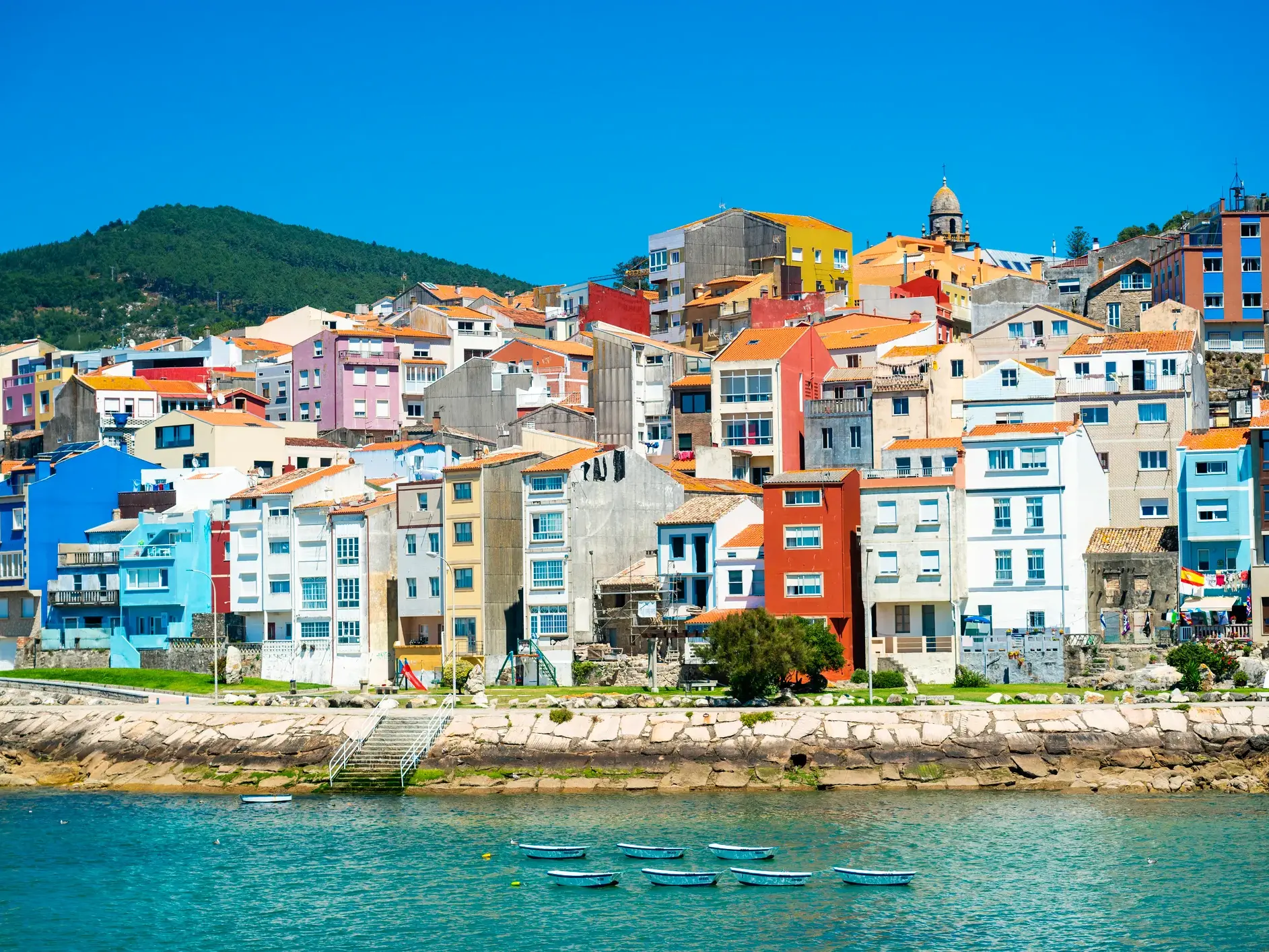 Bunte Fischerhäuser des Küstenortes A Guarda in Galicien, erbaut an einem Hang vor der wilden Atlantikküste Spaniens.