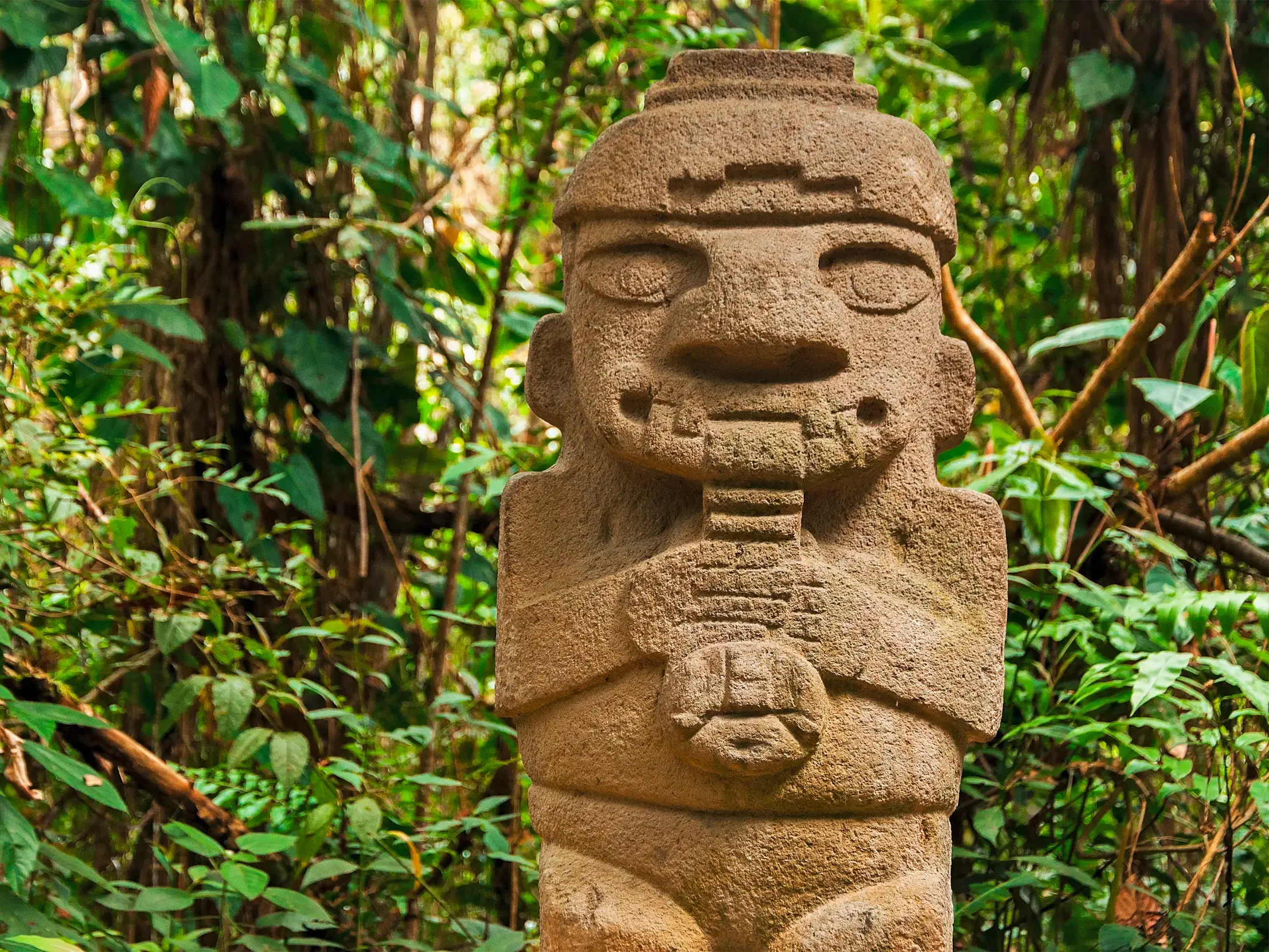 Mysteriöse, präkolumbianische Steinskulptur aus Vulkangestein im Archäologischen Park von San Agustín, UNESCO-Welterbe.
