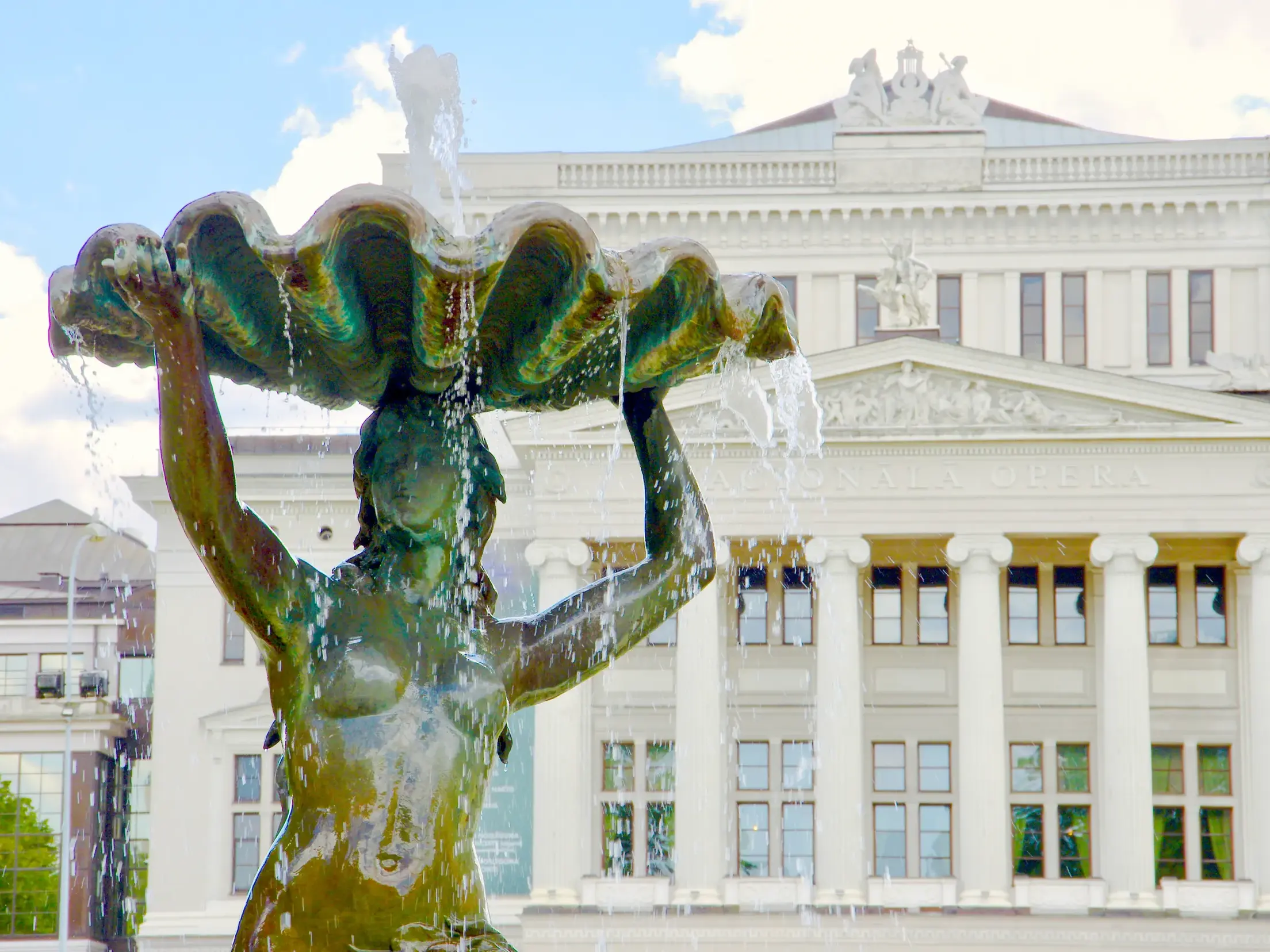 Brunnenstatue vor der Lettischen Nationaloper in Riga, ein kulturelles Highlight auf einer Studienreise durchs Baltikum.