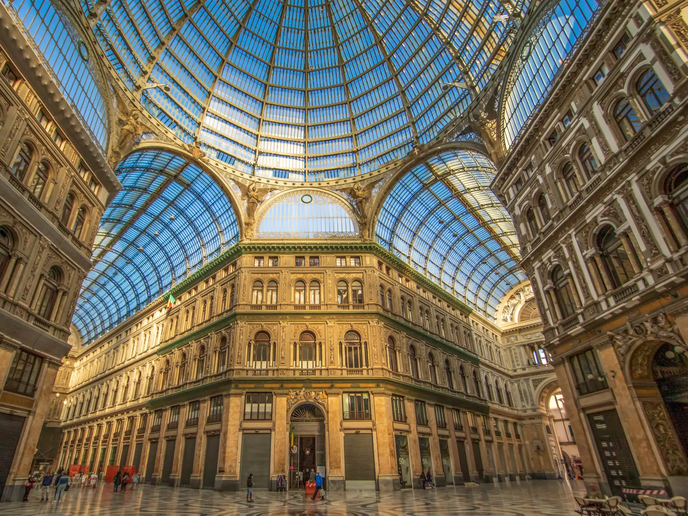 Die monumentale Glaskuppel der Galleria Umberto I in Neapel wölbt sich über die elegante, mehrstöckige Einkaufspassage.
