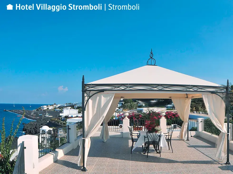 Pavillon auf der Terrasse des Hotel Villaggio Stromboli mit Blick auf das Meer und den schwarzen Lavastrand der Insel Stromboli.