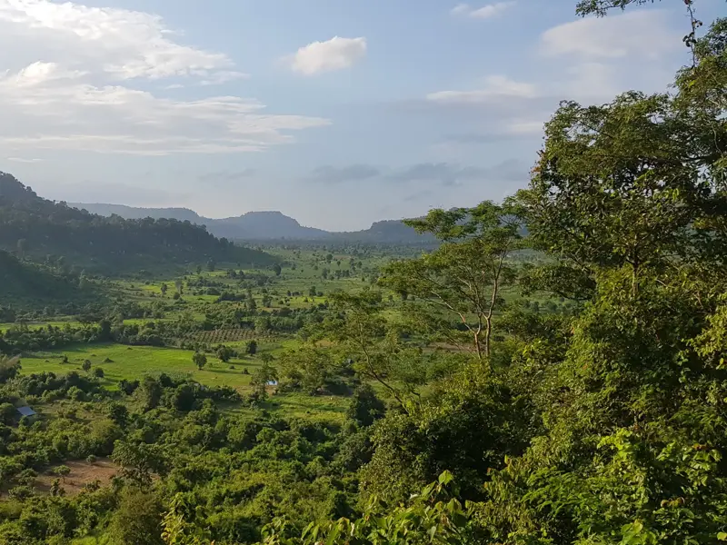Panoramablick vom Sam Berg auf die üppig grüne Landschaft des Mekongdeltas mit dichten Wäldern und sanften Hügeln in Vietnam.