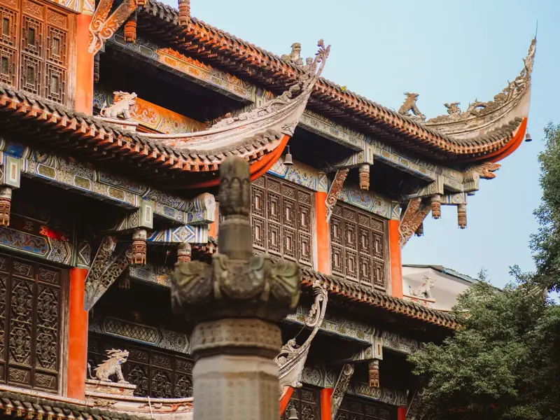 Geschwungene Dächer und filigrane Holzschnitzereien am Tempelkloster Wenshu in Chengdu, ein Meisterwerk chinesischer Baukunst.