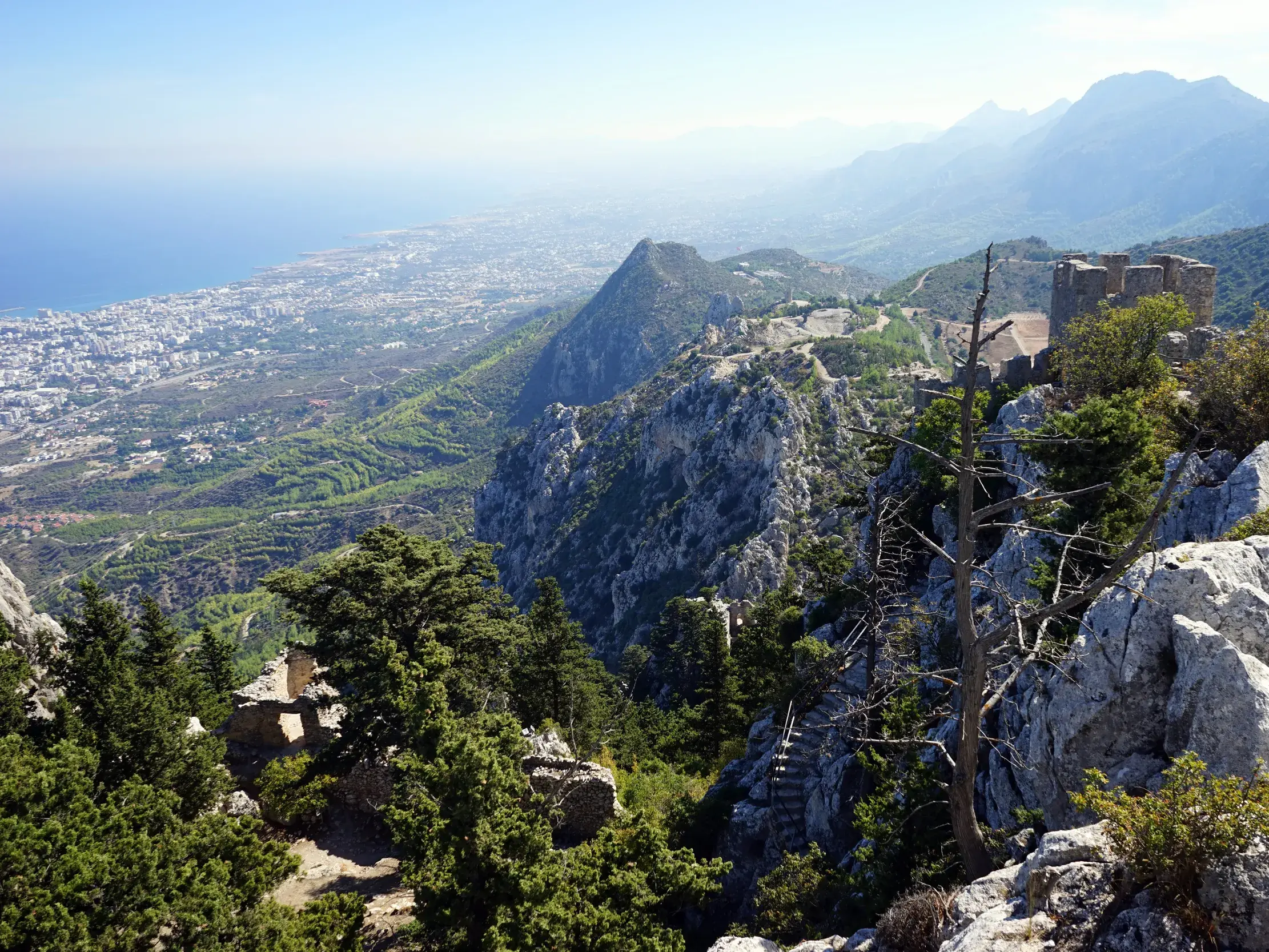 Wanderung auf dem Beşparmak-Trail: Weitblick von der Festung St. Hilarion über das Kyrenia-Gebirge zur Küste Nordzyperns.