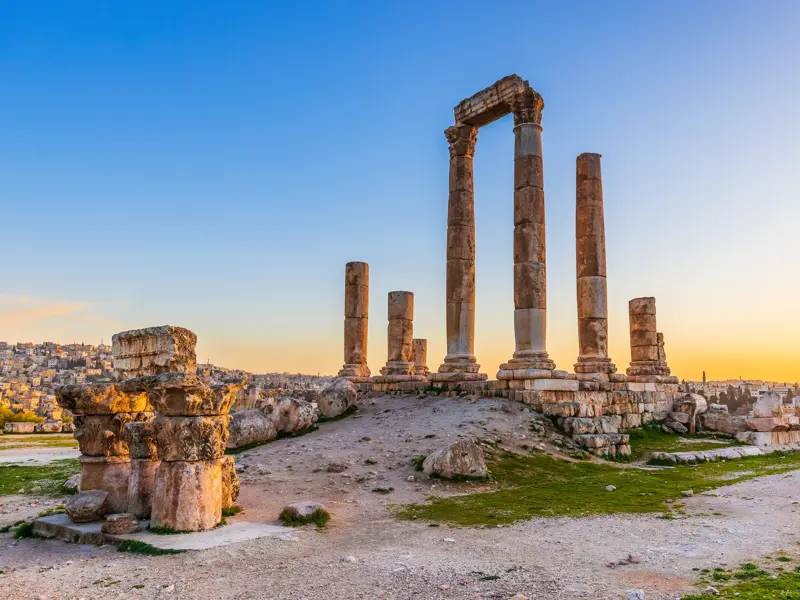 Die antiken Säulen des Herkulestempels auf der Zitadelle von Amman im goldenen Licht bei Sonnenuntergang.