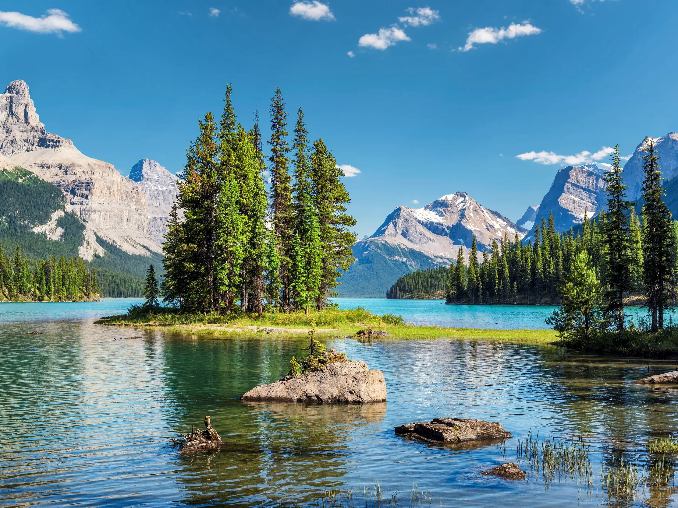 Spirit Island im türkisfarbenen Maligne Lake vor der majestätischen Bergkulisse des Jasper-Nationalparks in Kanada.