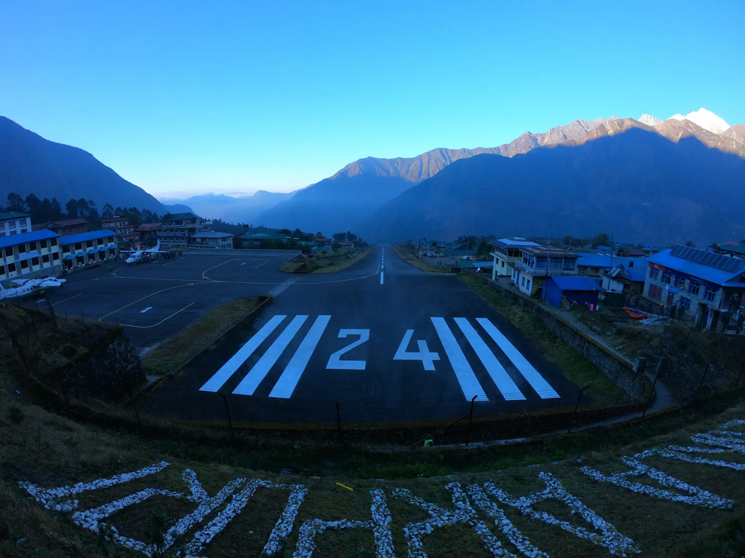 Die spektakuläre Landebahn des Tenzing-Hillary-Flughafens in Lukla, Startpunkt für die Wanderung zum Everest Base Camp.