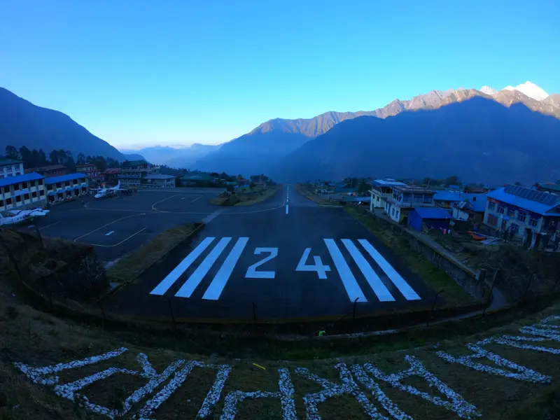 Die spektakuläre Landebahn des Tenzing-Hillary-Flughafens in Lukla, Startpunkt für die Wanderung zum Everest Base Camp.