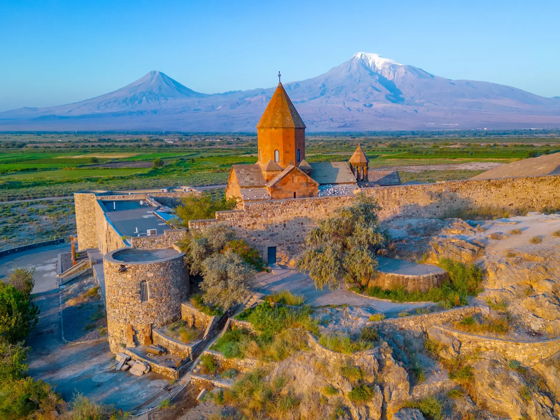 Das historische Kloster Chor Wirab in Armenien vor der beeindruckenden Kulisse des biblischen Berges Ararat im Morgenlicht.