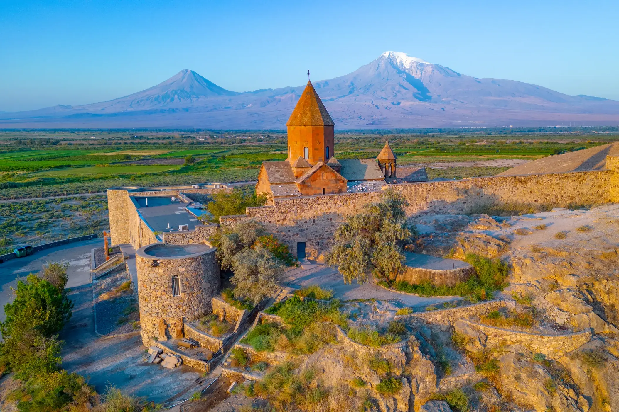 Das historische Kloster Chor Wirab in Armenien vor der beeindruckenden Kulisse des biblischen Berges Ararat im Morgenlicht.