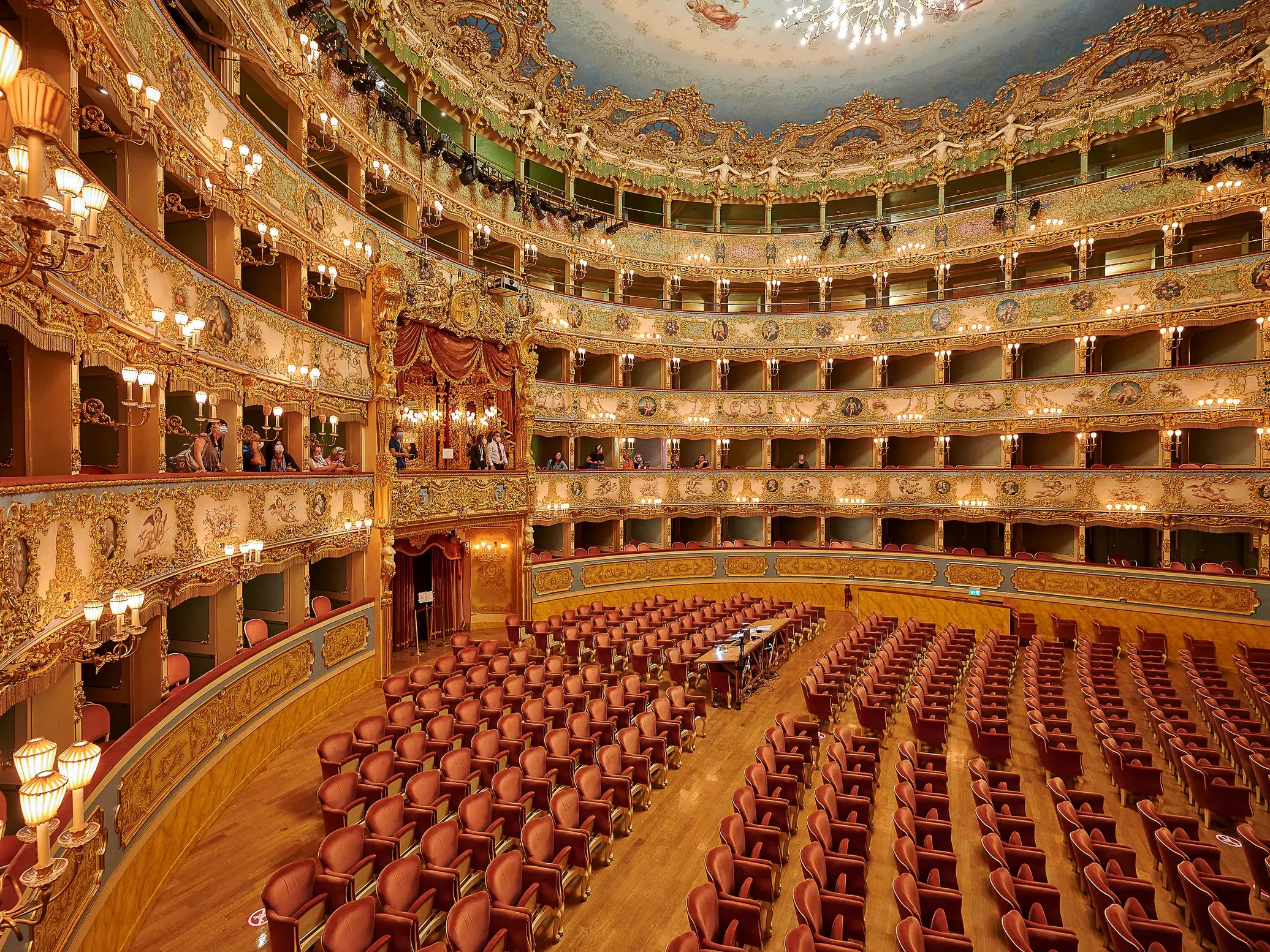 Prachtvoller Theatersaal des Teatro La Fenice in Venedig mit roten Samtsitzen und vergoldeten Logenrängen