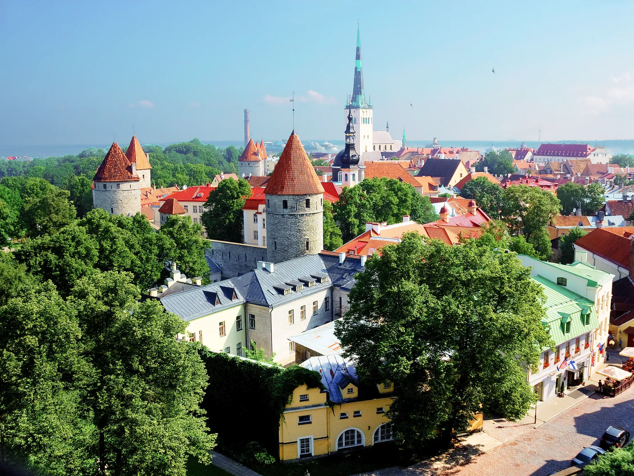 Die historische Altstadt von Tallinn mit Wehrtürmen der Stadtmauer und Kirchtürmen, gesehen vom Domberg an einem sonnigen Tag.