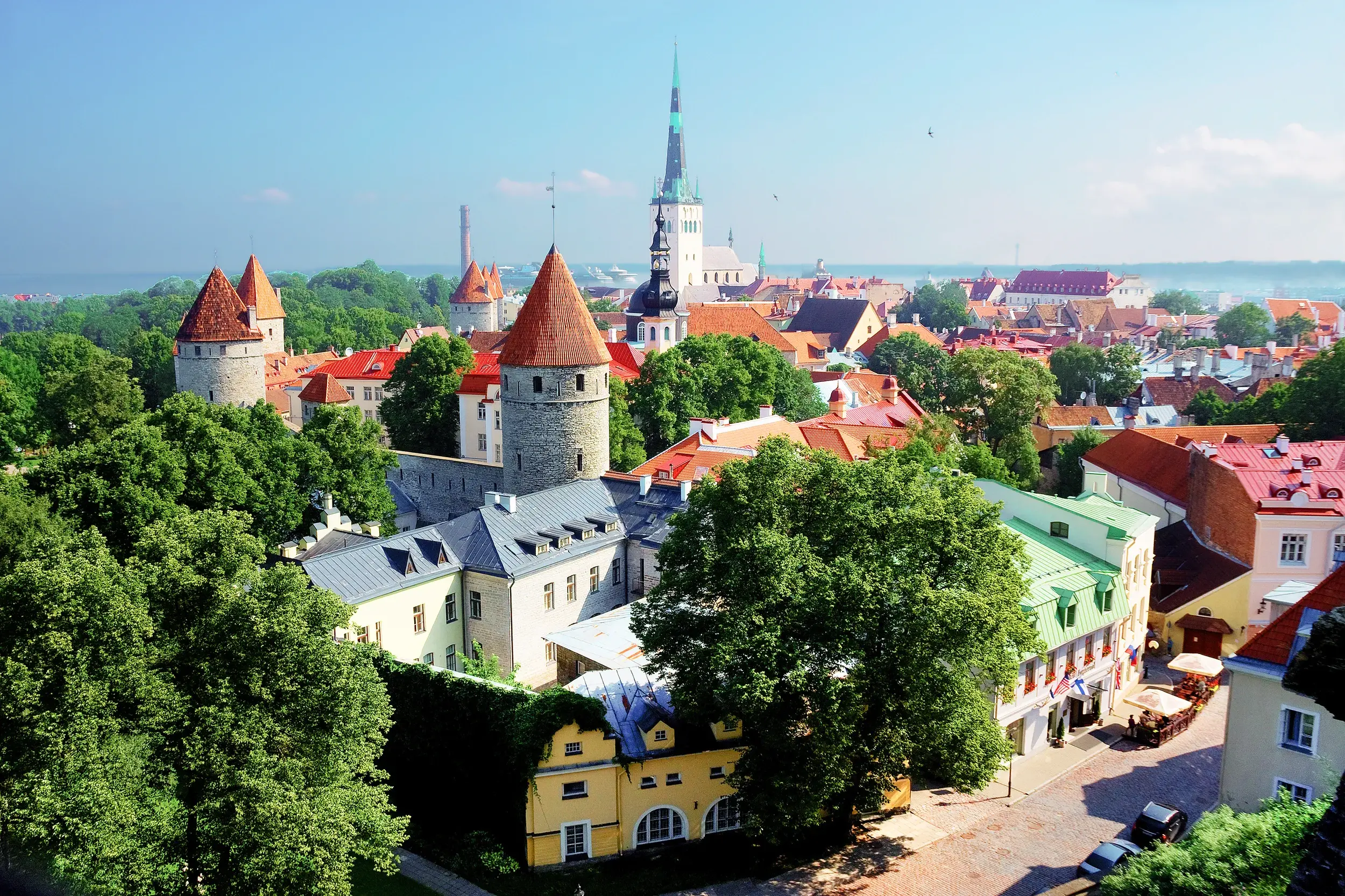 Die historische Altstadt von Tallinn mit Wehrtürmen der Stadtmauer und Kirchtürmen, gesehen vom Domberg an einem sonnigen Tag.