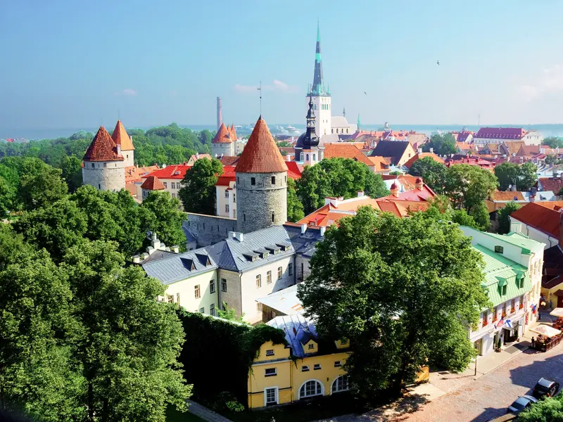Die historische Altstadt von Tallinn mit Wehrtürmen der Stadtmauer und Kirchtürmen, gesehen vom Domberg an einem sonnigen Tag.