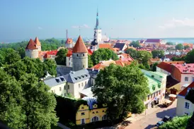Die historische Altstadt von Tallinn mit Wehrtürmen der Stadtmauer und Kirchtürmen, gesehen vom Domberg an einem sonnigen Tag.
