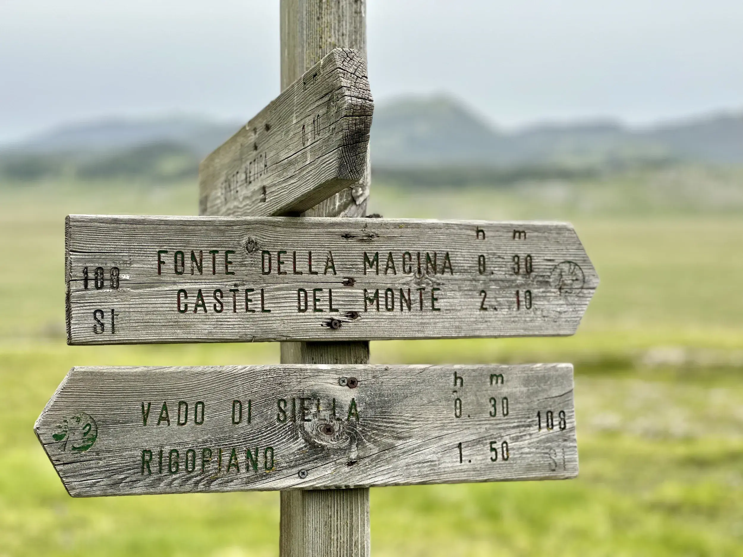 Verwitterter Wanderwegweiser nach Castel del Monte auf der Hochebene Campo Imperatore im Nationalpark Gran Sasso.