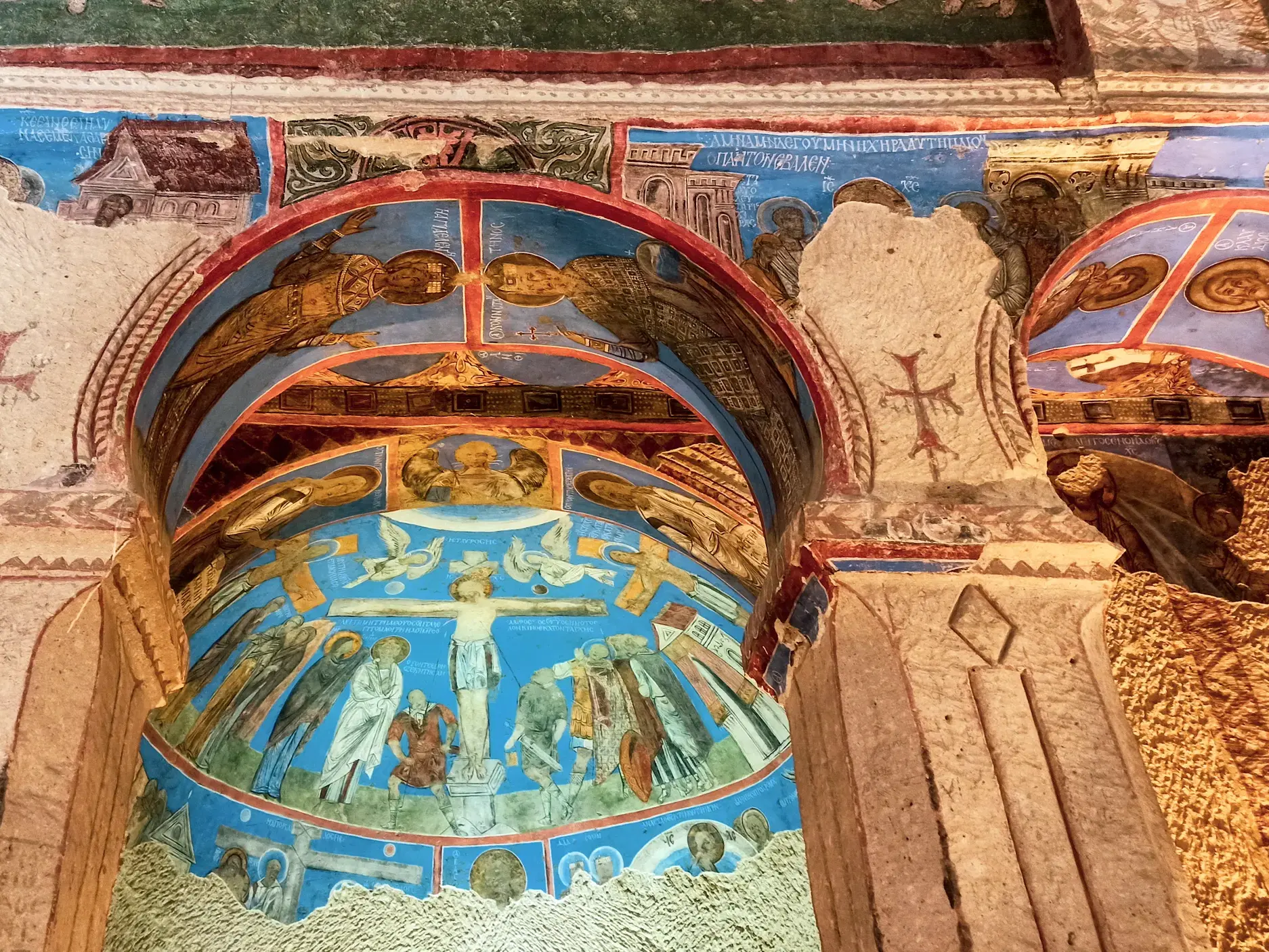 Nahaufnahme der farbenfrohen byzantinischen Decken- und Wandfresken in einer der Höhlenkirchen im Tal von Göreme.