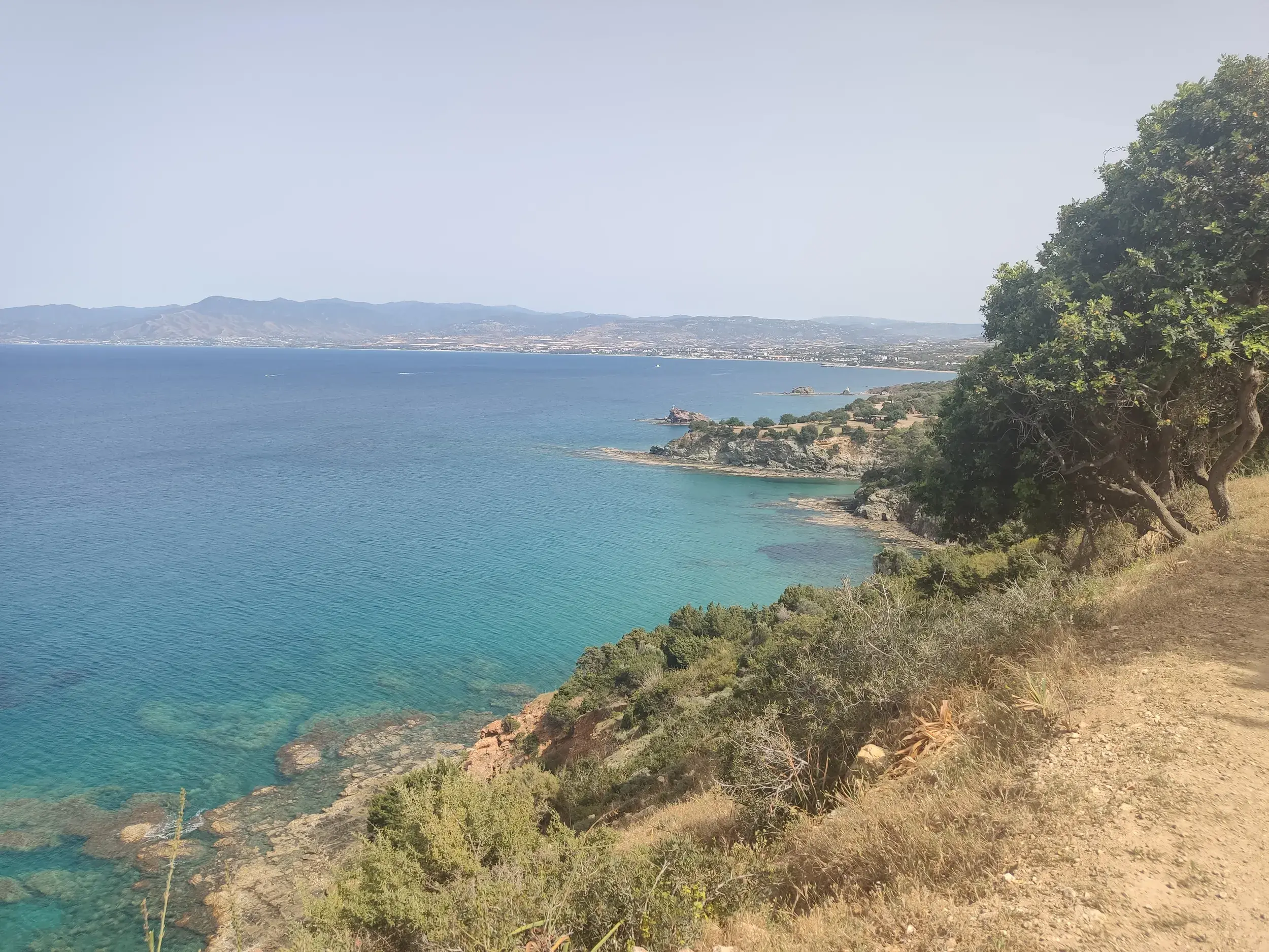 Spektakulärer Ausblick beim Wandern auf der Akamas Halbinsel über die zerklüftete Küste und das azurblaue Mittelmeer Zyperns.
