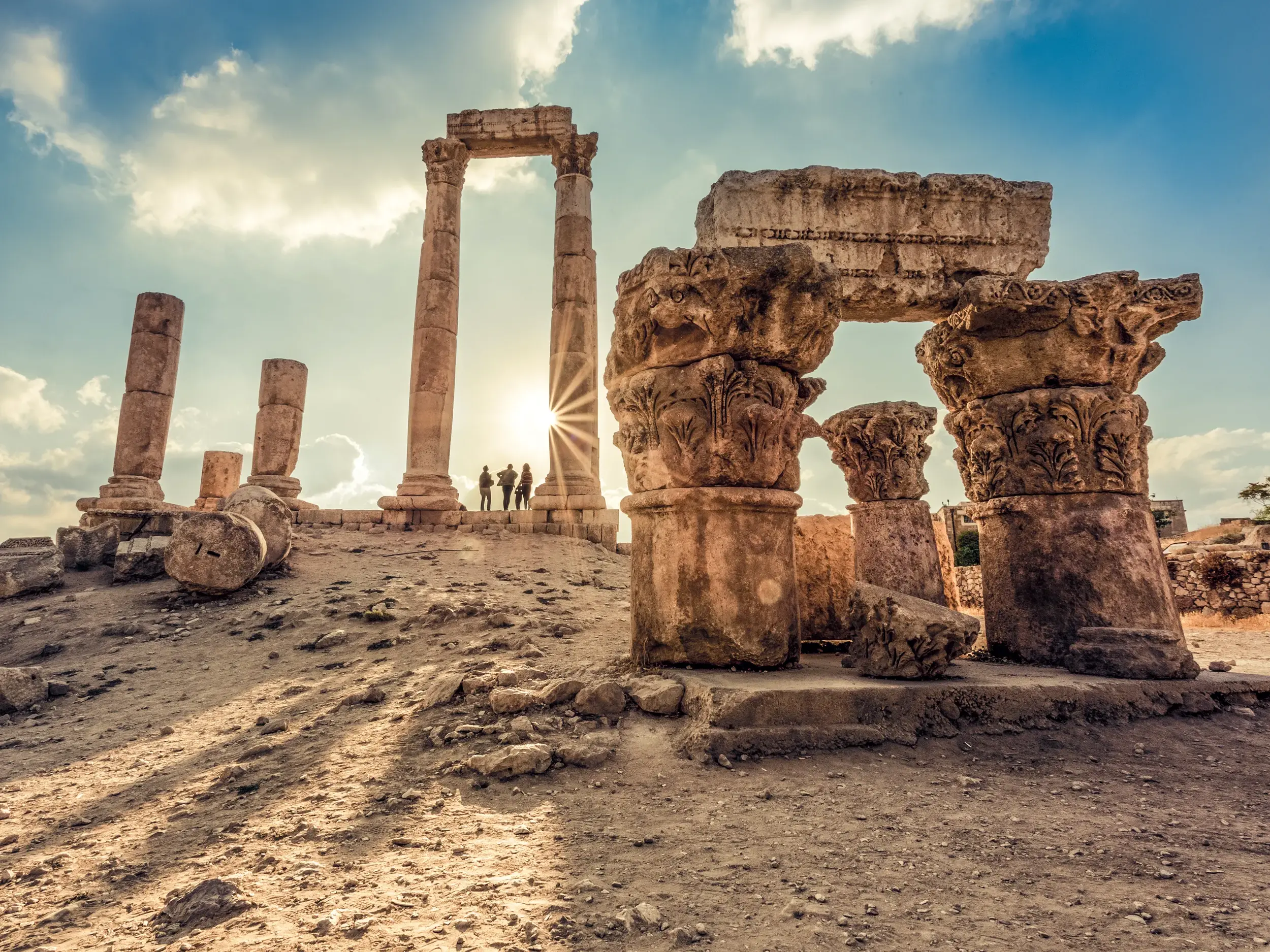 Reisegruppe einer Studiosus Reise am Herkulestempel auf der Zitadelle von Amman, Jordanien, bei malerischem Sonnenuntergang.