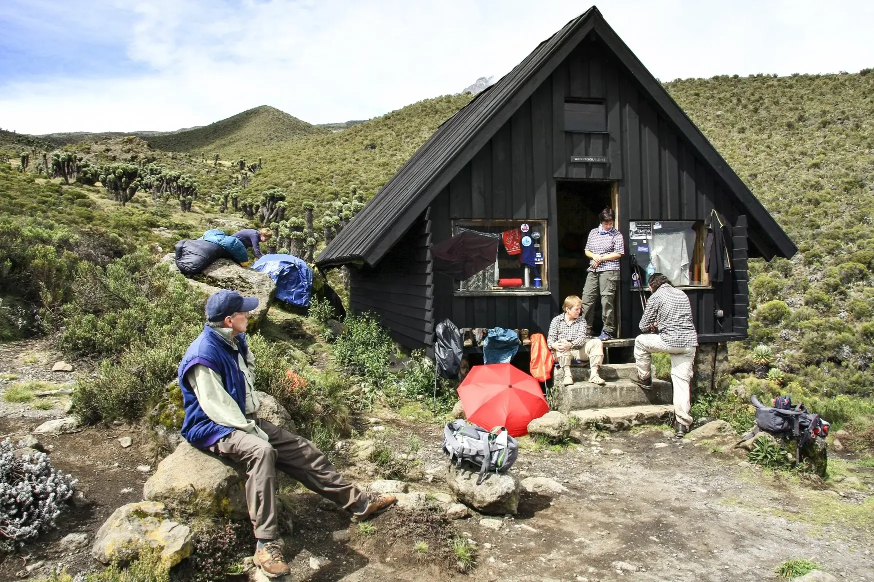 Trekkinggruppe bei einer Pause an der Horombo-Hütte in der Moorland-Zone des Kilimanjaro in Tansania.