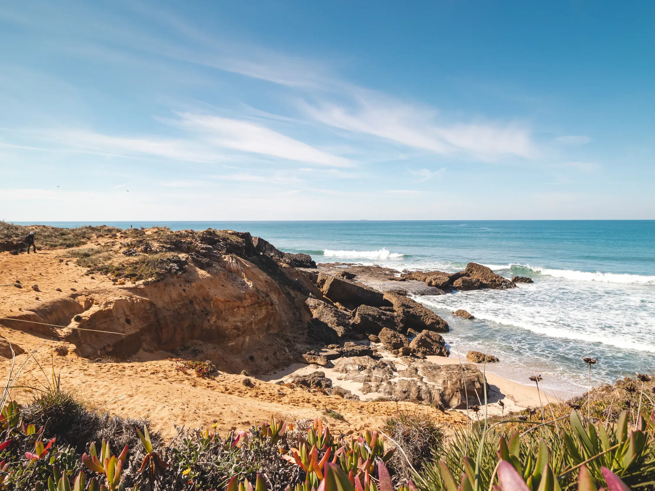 Wanderung auf dem Fischerpfad der Rota Vicentina entlang der sandigen Steilküste der Algarve in Portugal.