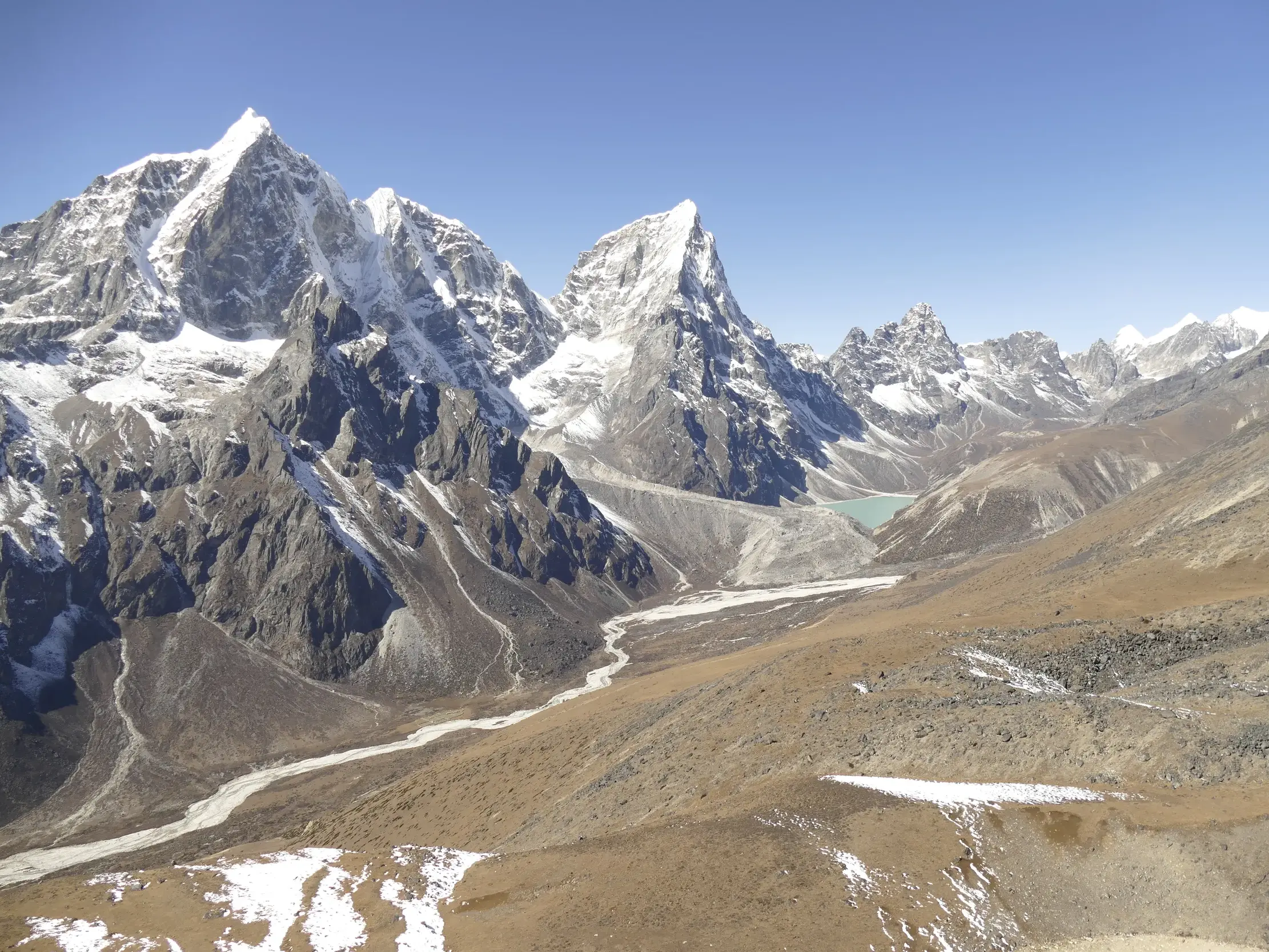Weite Aussicht beim Trekking oberhalb des Pheriche-Tals auf die schneebedeckten Gipfel der Khumbu-Region in Nepal.