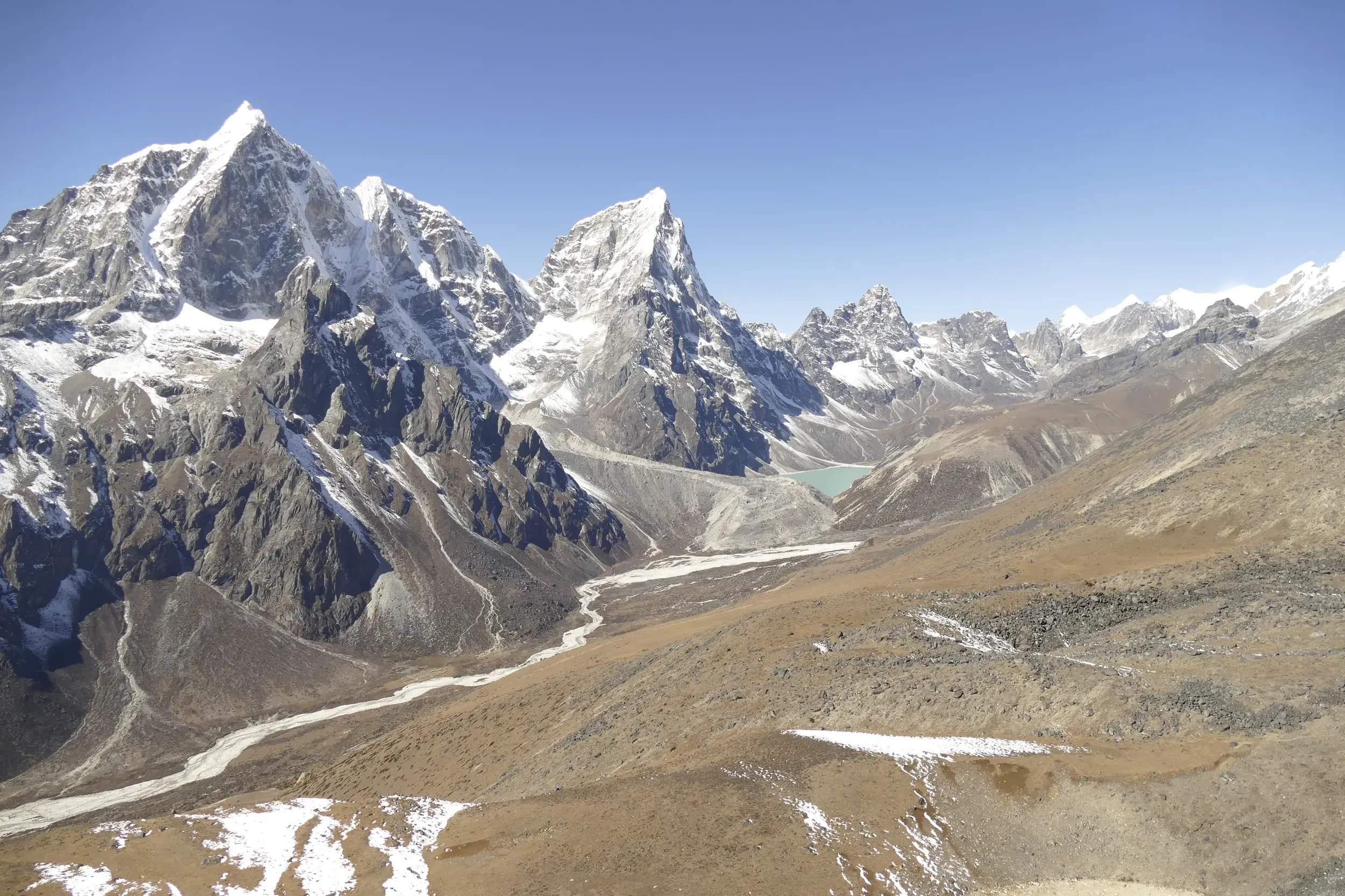Weite Aussicht beim Trekking oberhalb des Pheriche-Tals auf die schneebedeckten Gipfel der Khumbu-Region in Nepal.