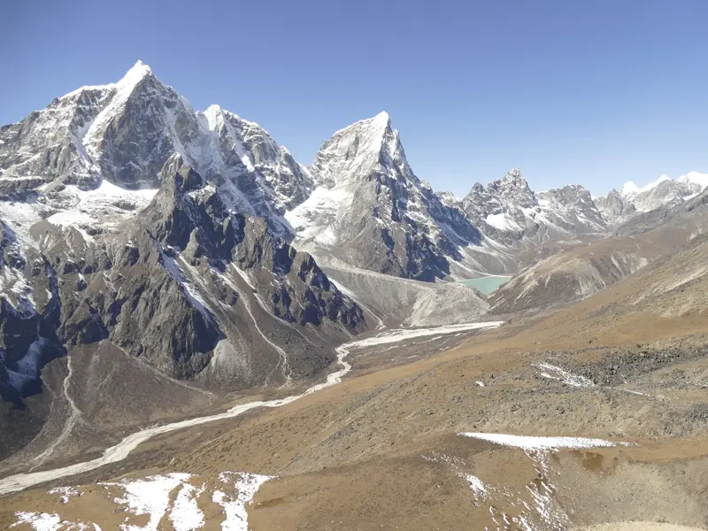 Weite Aussicht beim Trekking oberhalb des Pheriche-Tals auf die schneebedeckten Gipfel der Khumbu-Region in Nepal.