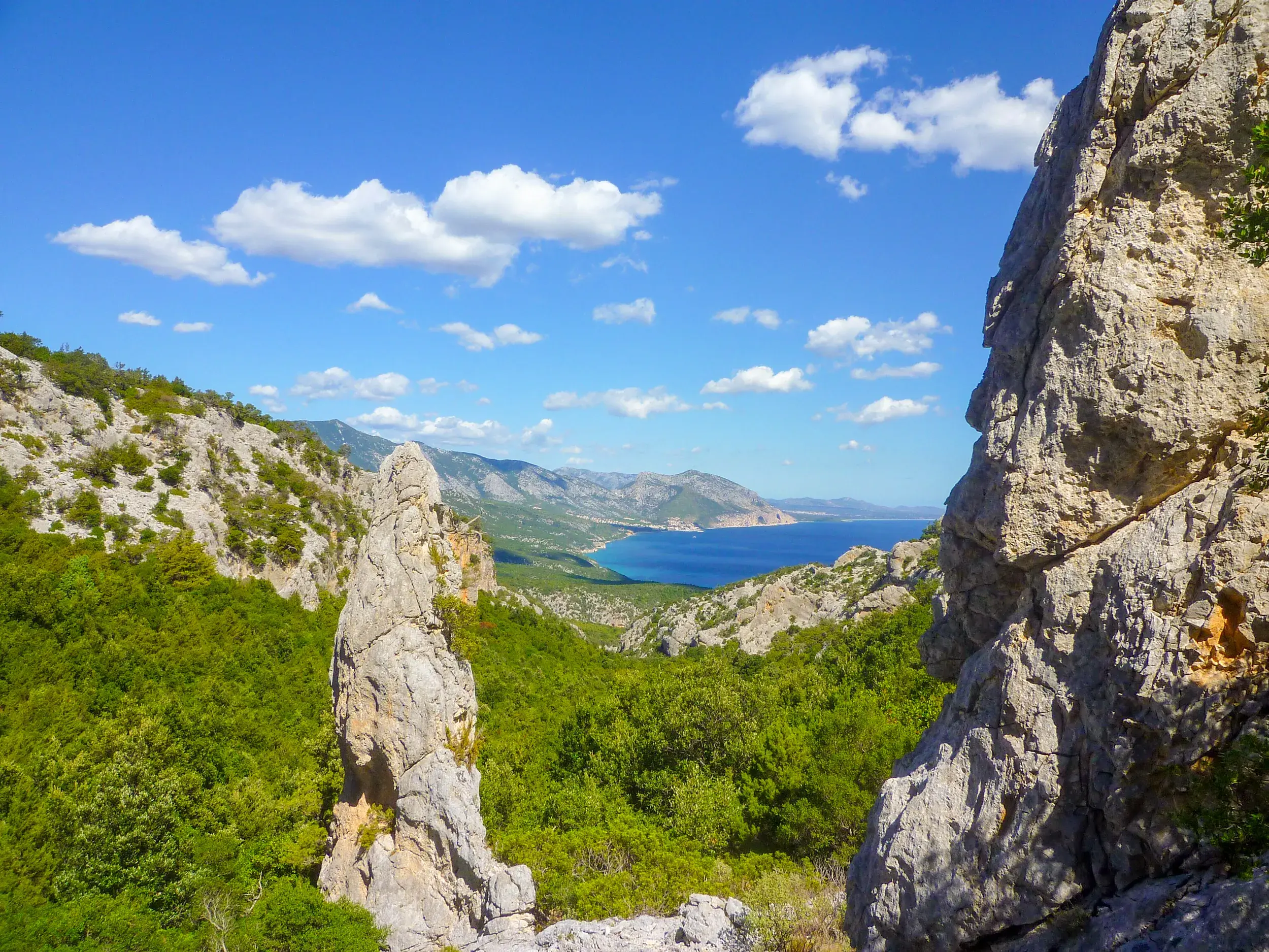 Fantastischer Ausblick von der Punta Salinas im Supramonte von Baunei auf die Küste und das Meer am Golf von Orosei.