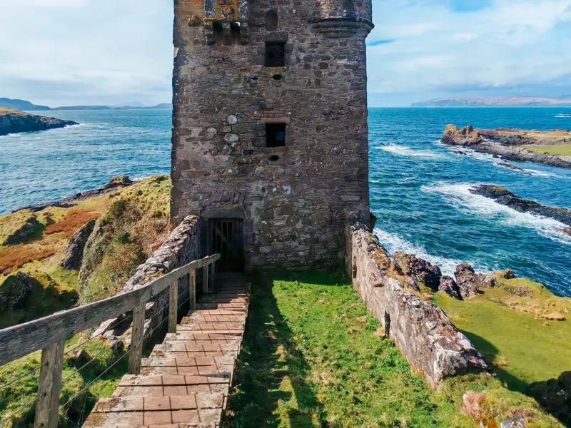 Auf einer Entdeckertour zur Isle of Kerrera führt ein Weg zu einer alten Burgruine direkt an der rauen Atlantikküste Schottlands.