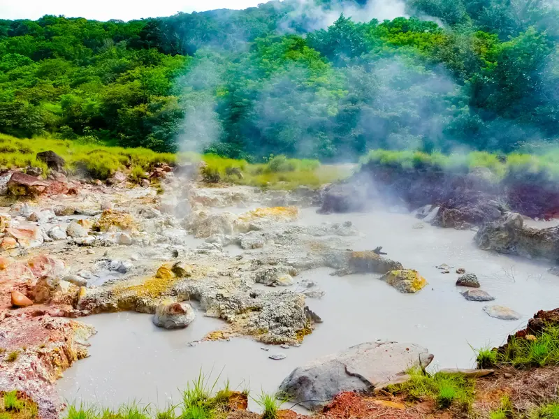 Dampfende, blubbernde Schlammlöcher und schwefelige Fumarolen im Nationalpark Rincón de la Vieja in Costa Rica.