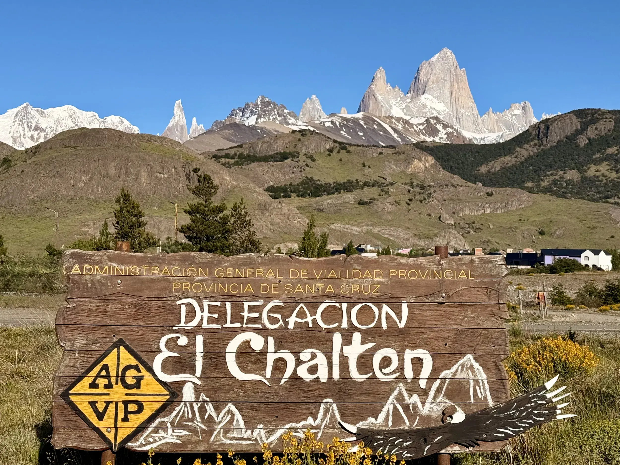 Hölzernes Ortsschild von El Chaltén, Ausgangspunkt für Trekking-Touren zum majestätischen Fitz Roy Massiv in Patagonien.