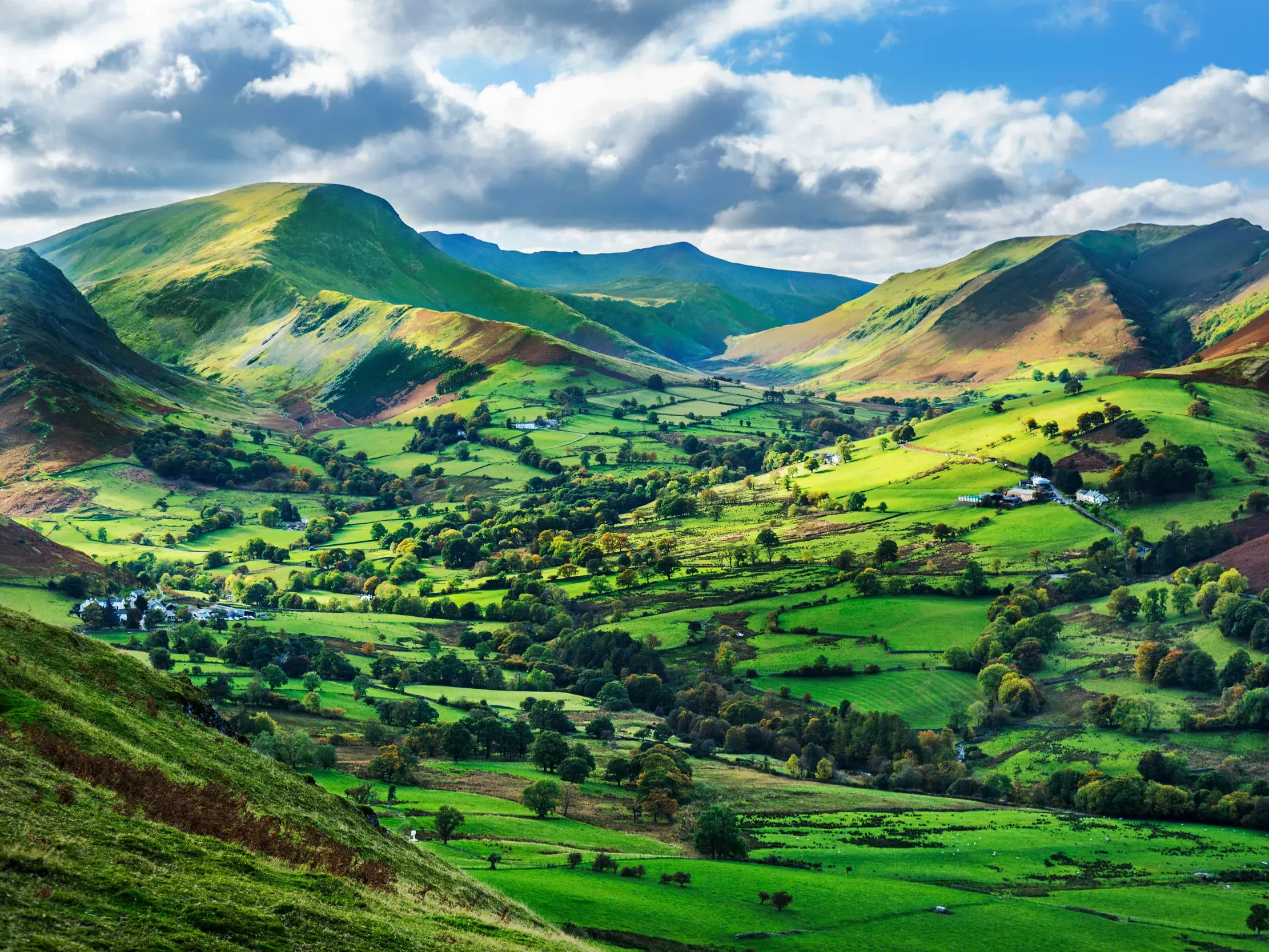 Blick über die sattgrünen Täler und Hügel des Yorkshire Dales Nationalparks auf einer Trekkingreise durch England.