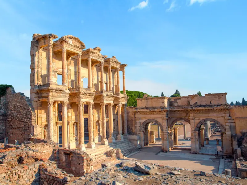 Die prachtvolle Fassade der antiken Celsus-Bibliothek in der UNESCO-Welterbestätte Ephesus bei strahlend blauem Himmel.