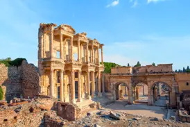 Die prachtvolle Fassade der antiken Celsus-Bibliothek in der UNESCO-Welterbestätte Ephesus bei strahlend blauem Himmel.