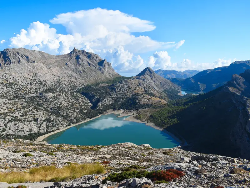 Panoramablick von einem Gipfel auf den türkisen Stausee Cúber und den Gorg Blau im Tramuntana-Gebirge auf Mallorca.
