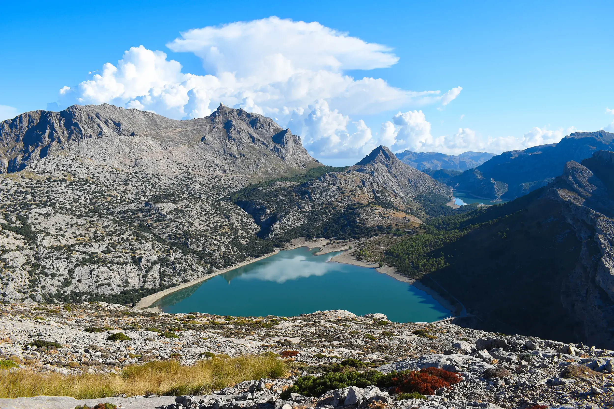 Majestätischer Panoramablick beim Wandern in der Serra de Tramuntana über den türkisblauen Stausee Cúber auf Mallorca.