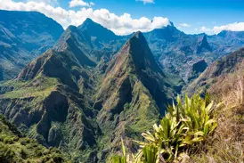 Spektakulärer Ausblick beim Wandern auf die grüne, vulkanische Berglandschaft des Cirque de Mafate auf La Réunion.