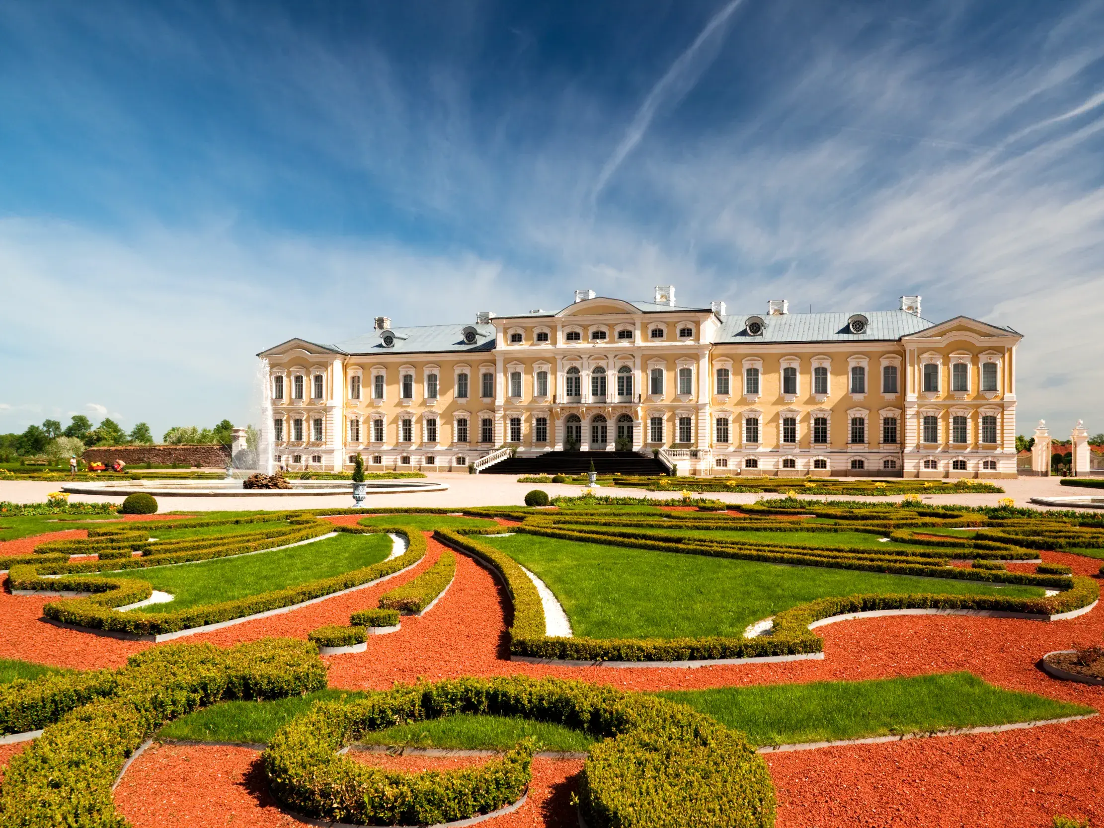 Studienreise ins Baltikum: Das prachtvolle Barockschloss Rundale in Lettland mit seinem kunstvollen, symmetrischen Garten.