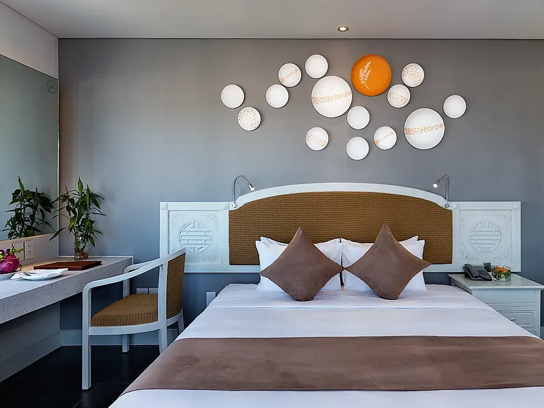 Stilvolles Doppelzimmer im Alba Spa Hotel in Hue mit bequemem Bett, Schreibtisch und moderner Wanddekoration.