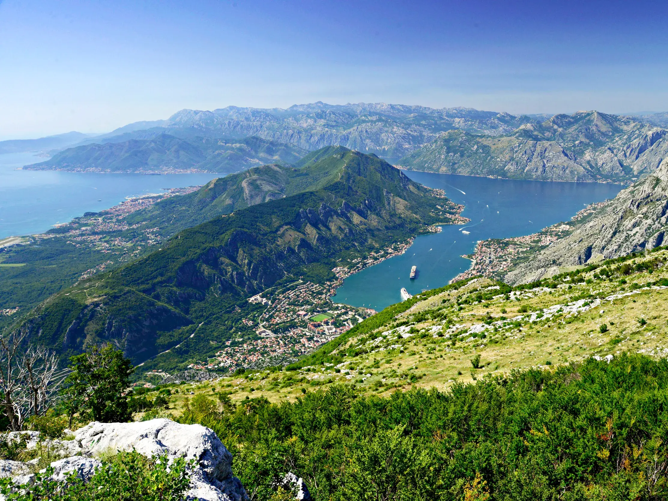 Aussichtspunkt einer Wanderung im Lovćen Nationalpark mit Panoramablick über die fjordähnliche Bucht von Kotor und die Adria.