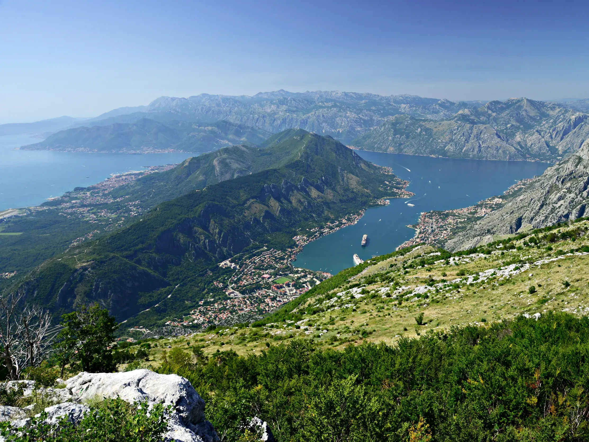 Spektakulärer Ausblick beim Wandern im Lovcen Nationalpark auf die fjordähnliche Bucht von Kotor in Montenegro bei Sonnenschein.