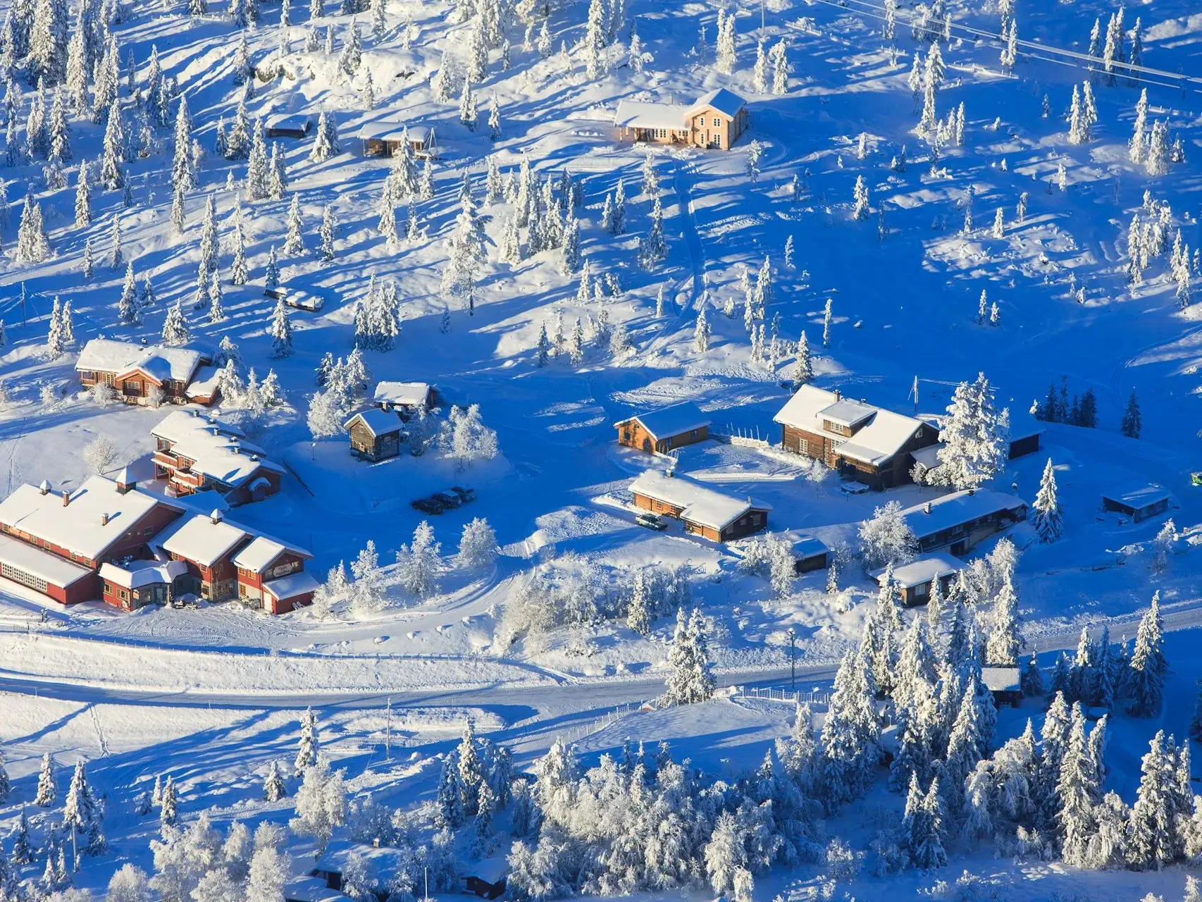 Das Hotel Nythun aus der Vogelperspektive, eingebettet in die verschneiten Wälder der Wintersport-Region Valdres in Norwegen.